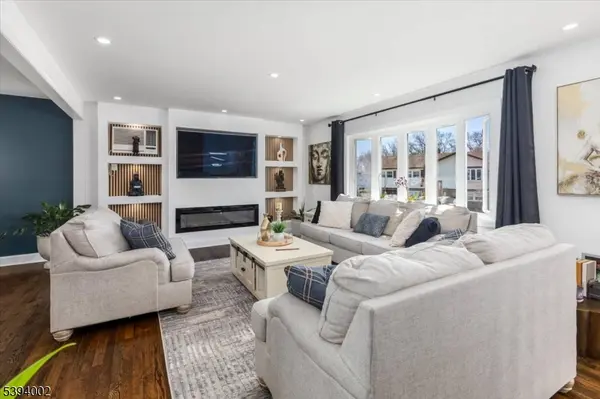 30 Melissa Dr, Totowa Boro, NJ 07512