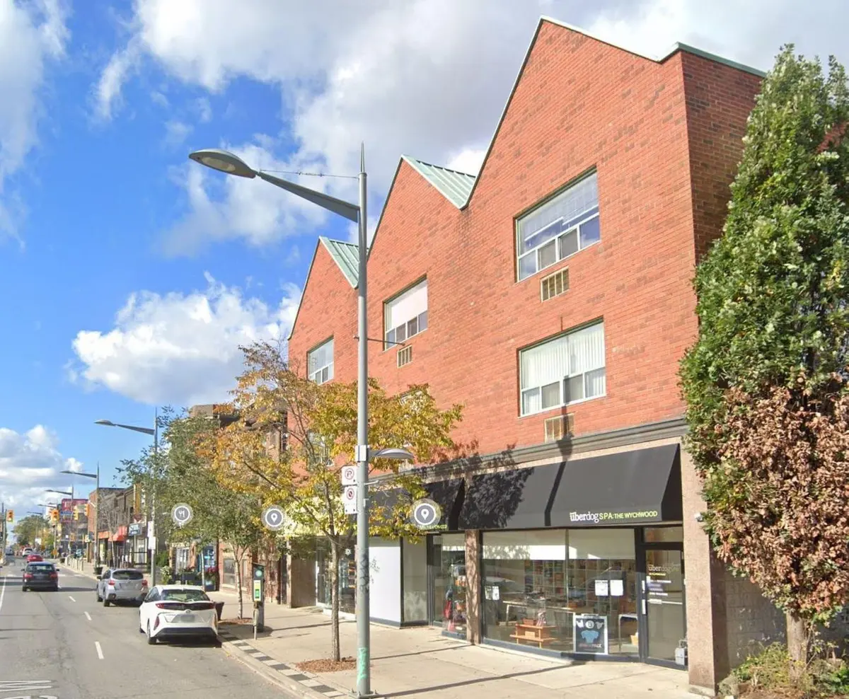 666 St Clair AVE W #202, Toronto C03, ON M6C 1B1