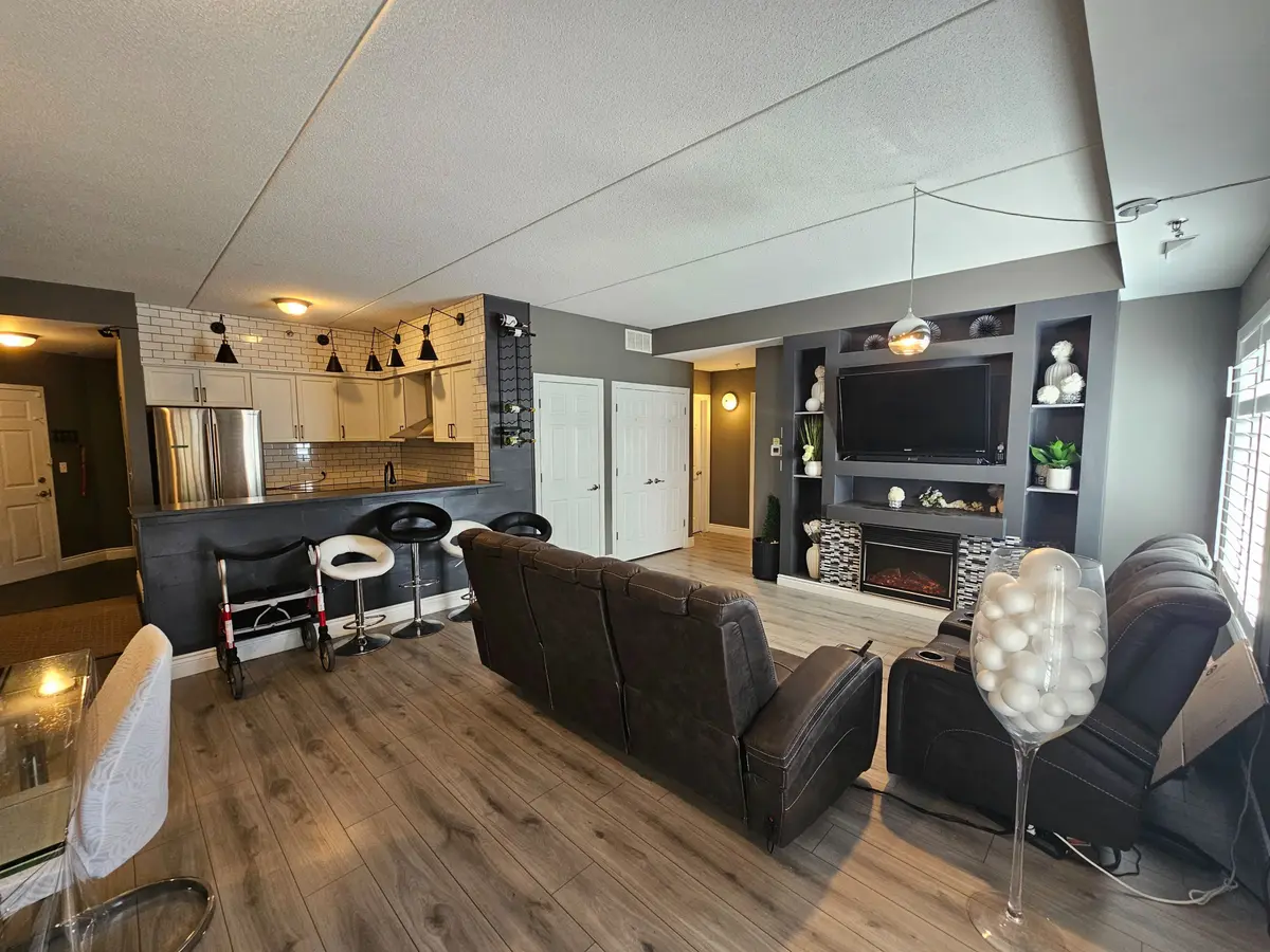 308 Watson Pkwy N #102, Guelph, ON N1E 0G7