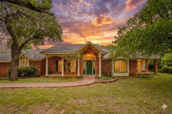 2215 California Lane, Arlington, TX 76015