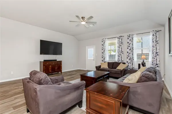 3020 Prairie Trail Avenue, Aubrey, TX 76227