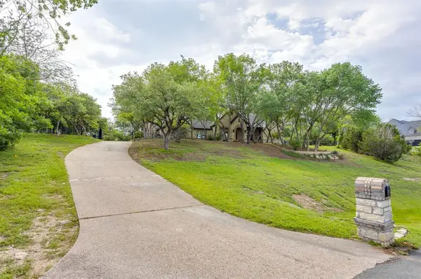 305 Covered Bridge Drive, Fort Worth, TX 76108