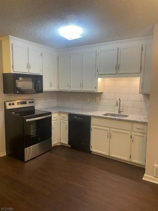 140 Heritage Ln, Hamburg Boro, NJ 07419