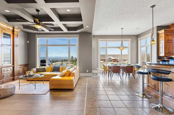 7 Royal Ridge TER NW, Calgary, AB T3G 5Y9