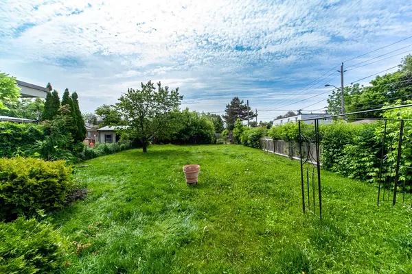 109 Regina AVE, Toronto C04, ON M6A 1R5