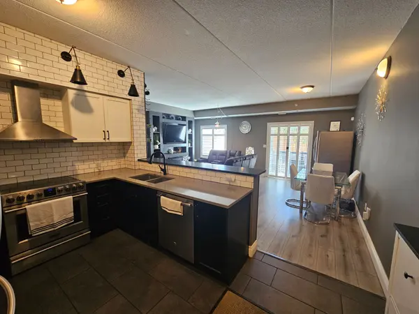 308 Watson Pkwy N #102, Guelph, ON N1E 0G7