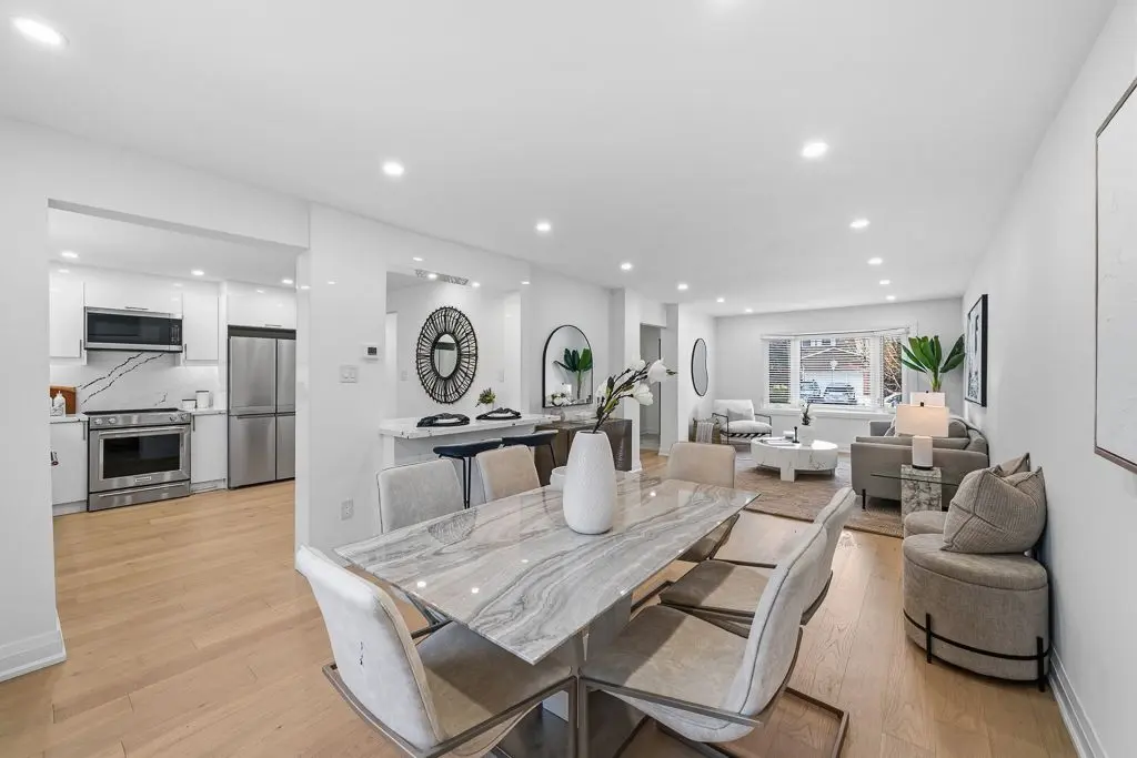 217 Hampton CT, Newmarket, ON L3Y 6J5