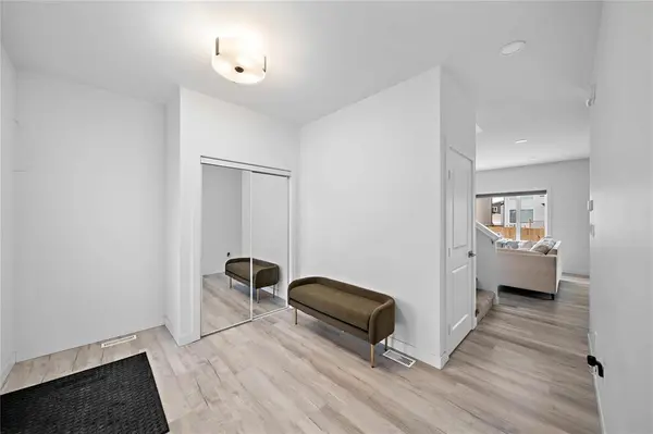 43 CRYSTAL LAKE TER, Winnipeg, MB R3Y 2E5