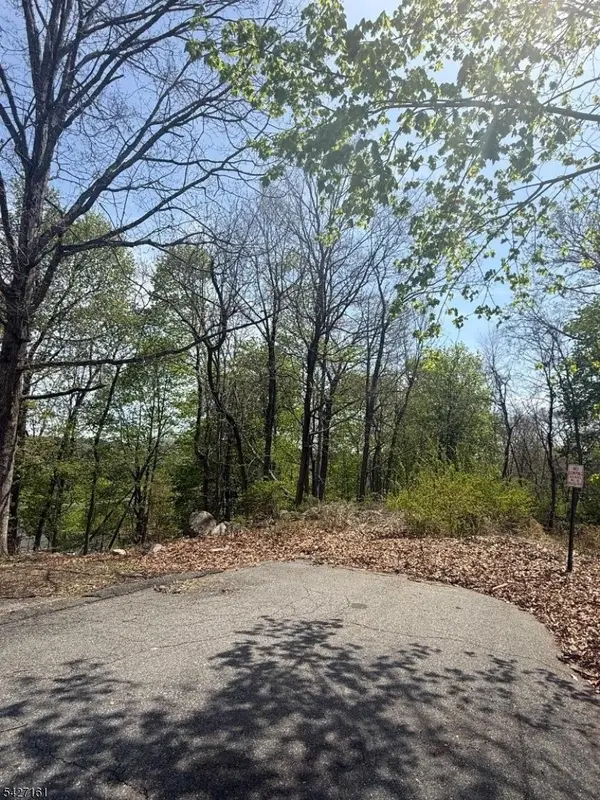 15 Winding Hill Rd, Hopatcong Boro, NJ 07843