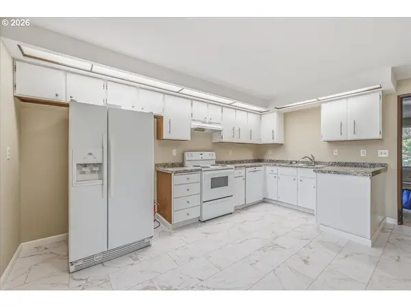 2330 SE BROOKWOOD AVE #221, Hillsboro, OR 97123