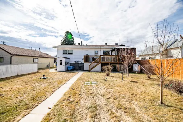 5116 54 AVE, Eckville, AB T0M 0X0