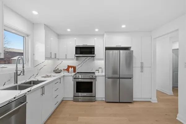 217 Hampton CT, Newmarket, ON L3Y 6J5