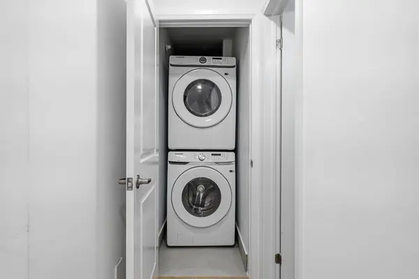 217 Hampton CT, Newmarket, ON L3Y 6J5