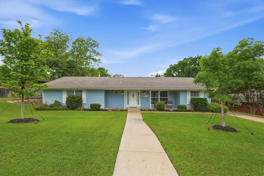 1812 Saxony Road, Fort Worth, TX 76116