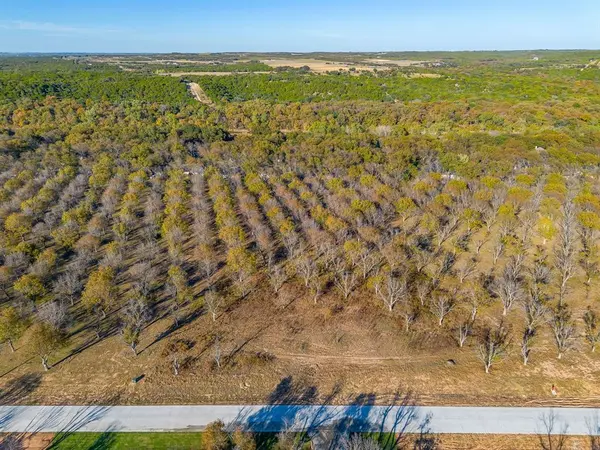 3030 E Landings N, Granbury, TX 76049
