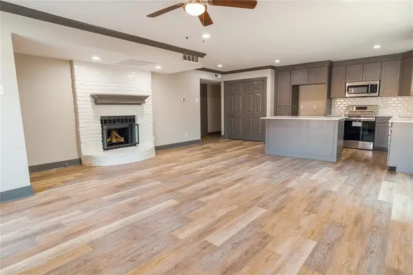 309 S Holiday Drive, Grand Prairie, TX 75052