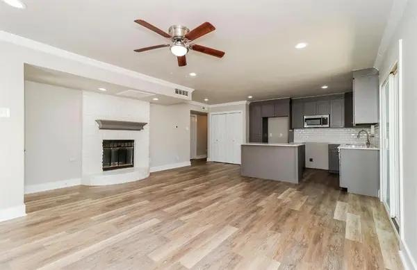 309 S Holiday Drive, Grand Prairie, TX 75052