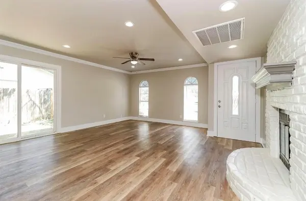 309 S Holiday Drive, Grand Prairie, TX 75052