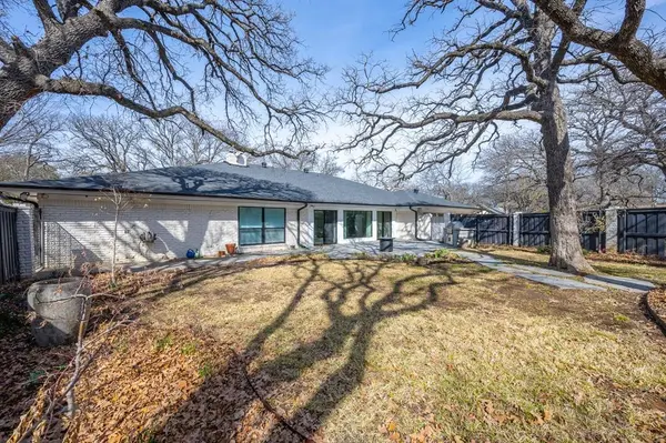 501 N Havenwood Lane, Fort Worth, TX 76112