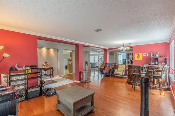 300 Creek Point Lane, Arlington, TX 76002