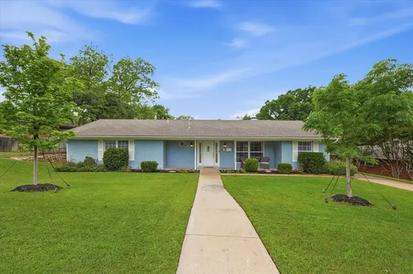 1812 Saxony Road, Fort Worth, TX 76116