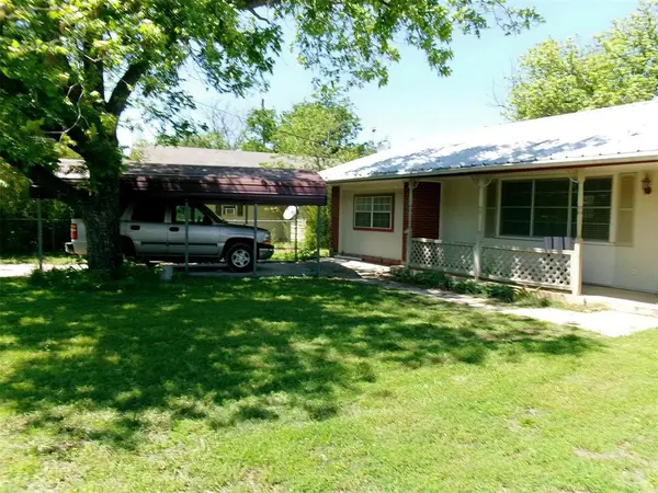 200 W Spencer Street, Bangs, TX 76823