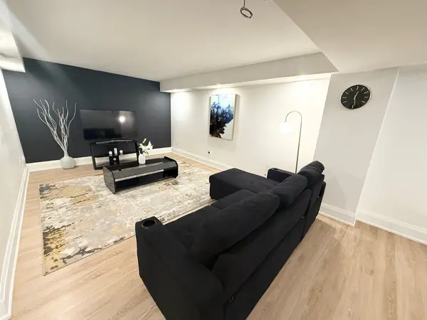 7 Charing CRES, Aurora, ON L4G 6P4