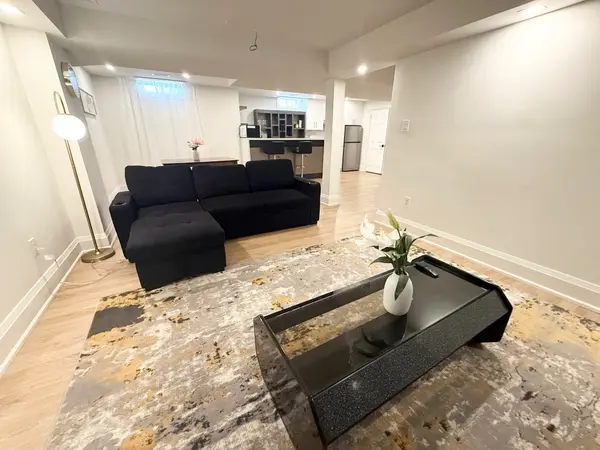 7 Charing CRES, Aurora, ON L4G 6P4