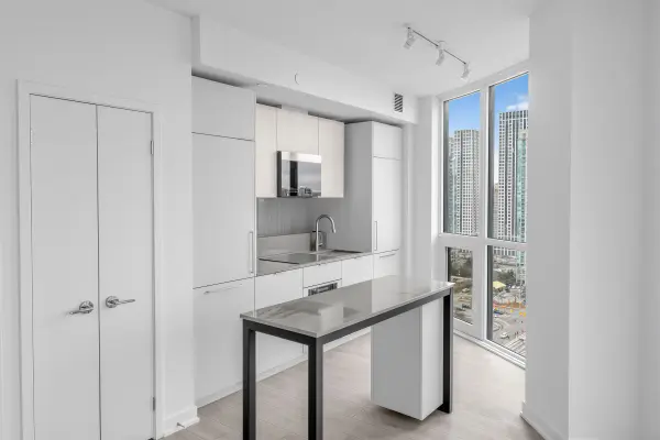 1 Fairview RD E #2004, Mississauga, ON L5A 4C6