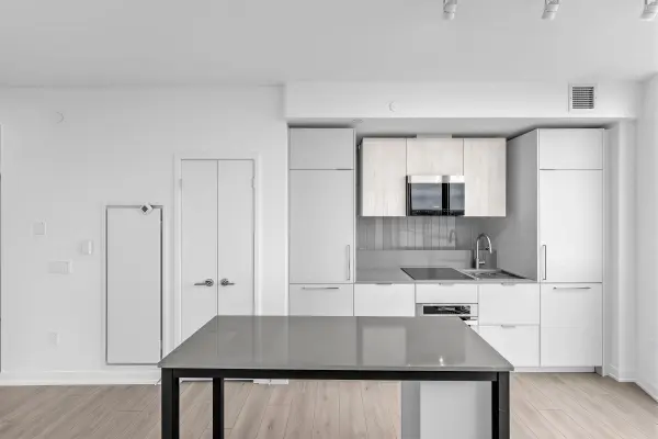 1 Fairview RD E #2004, Mississauga, ON L5A 4C6