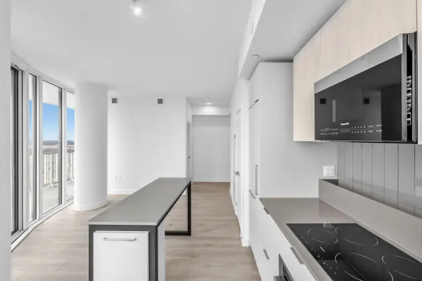 1 Fairview RD E #2004, Mississauga, ON L5A 4C6