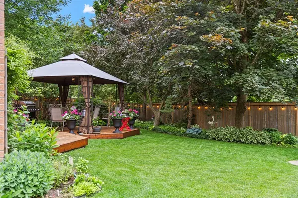 35 Dressler DR, Kanata, ON K2L 3A6