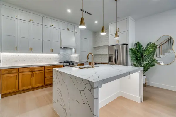 708 W Tenth Street #103, Dallas, TX 75208