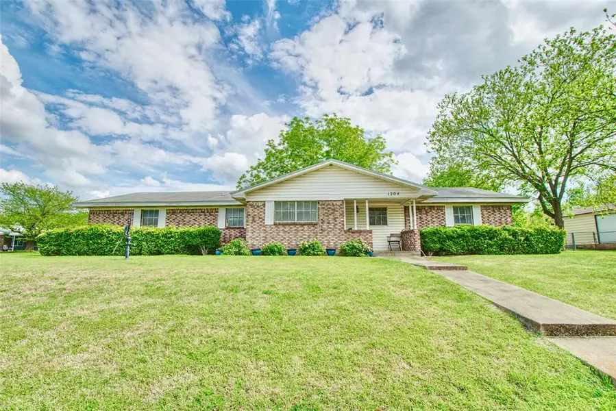 1204 W 21st Street, Clifton, TX 76634