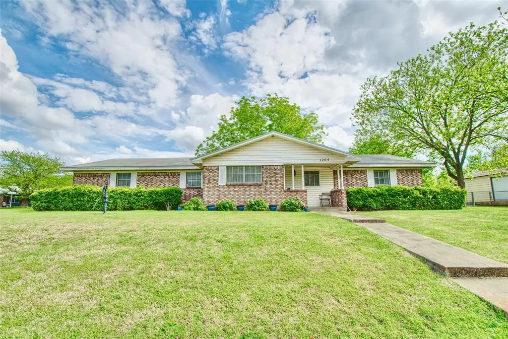 1204 W 21st Street, Clifton, TX 76634
