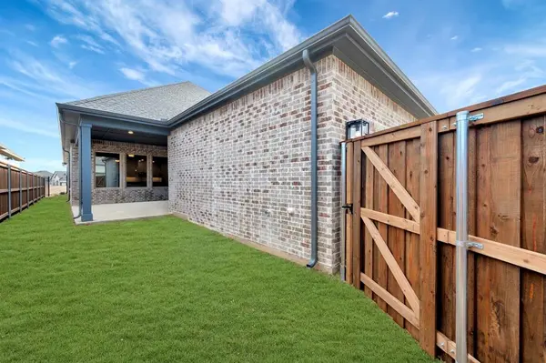 2075 Pine Grove Lane, Arlington, TX 76005