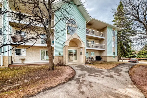 481 Thompson DR, Winnipeg, MB R3J 3X6