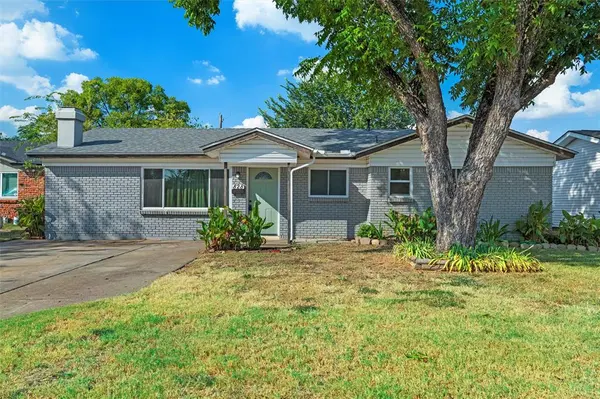 828 Russell Road, Everman, TX 76140