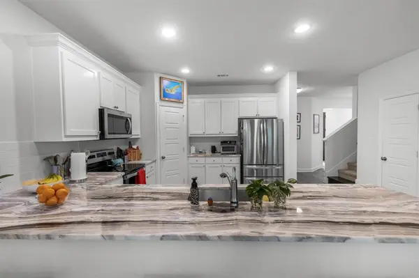 6834 Neals Way, Arlington, TX 76001