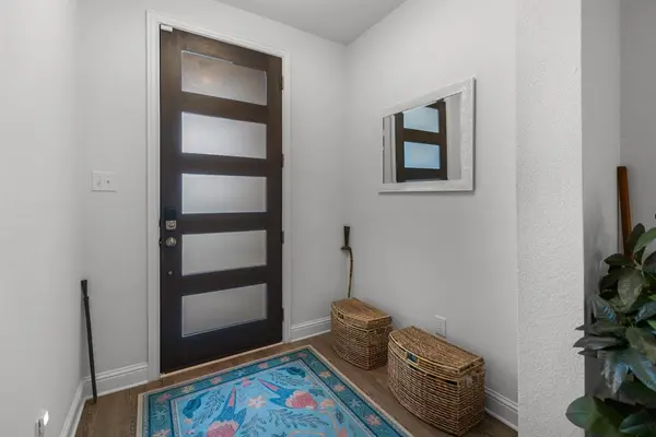 6834 Neals Way, Arlington, TX 76001