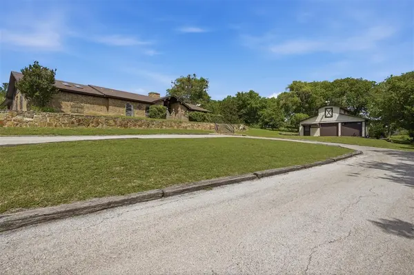 201 Mesa Grande Drive, Fort Worth, TX 76108