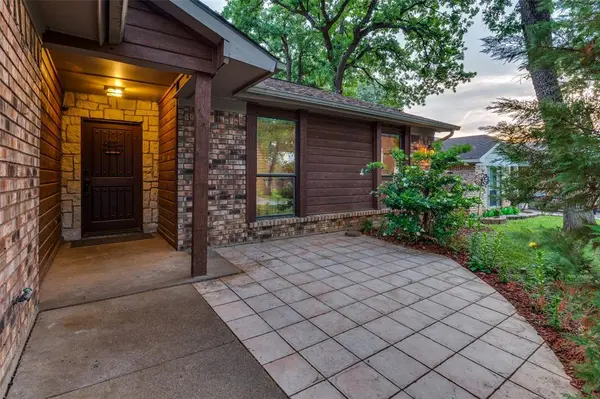 2116 Rainwood Court, Arlington, TX 76017