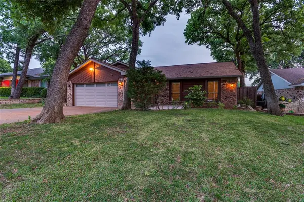 2116 Rainwood Court, Arlington, TX 76017