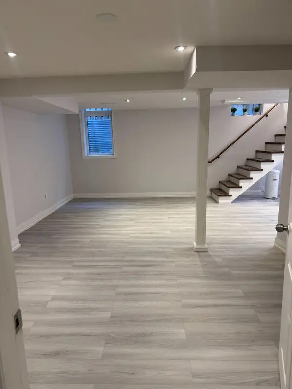 83 Hazelwood DR E #Bsmnt, Newmarket, ON L3Y 3G2