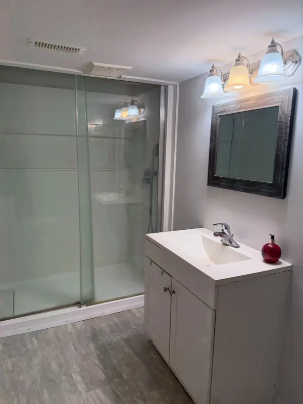 83 Hazelwood DR E #Bsmnt, Newmarket, ON L3Y 3G2