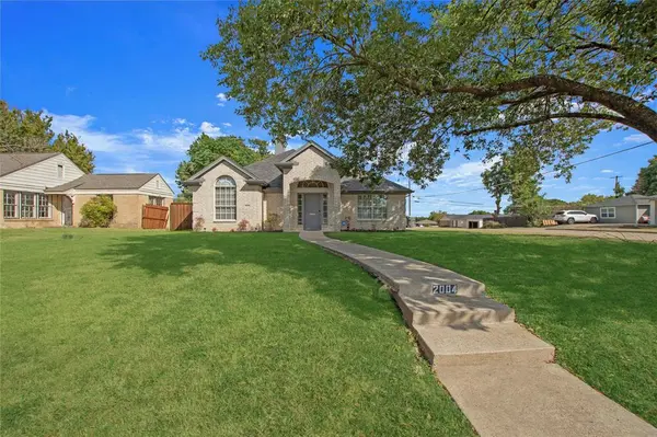 2004 Cedar Crest Boulevard, Dallas, TX 75203