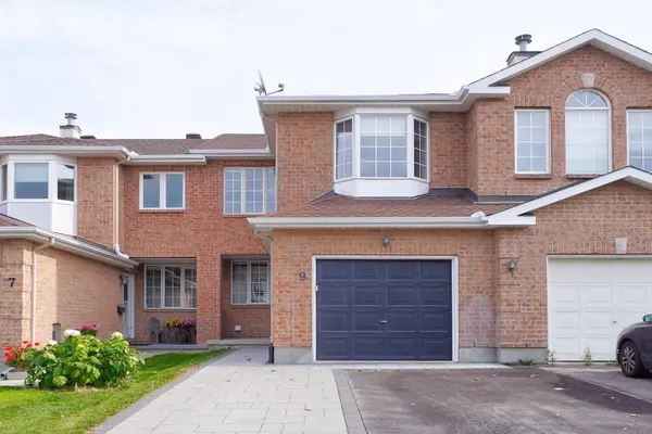 9 ANGUS DR, Kanata, ON K2L 4E6