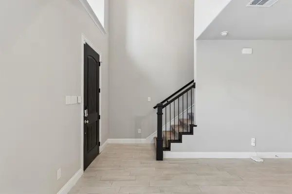 911 Ponds Edge Lane, Euless, TX 76040