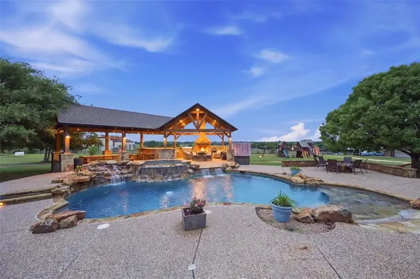 5241 Plainview Road, Midlothian, TX 76065