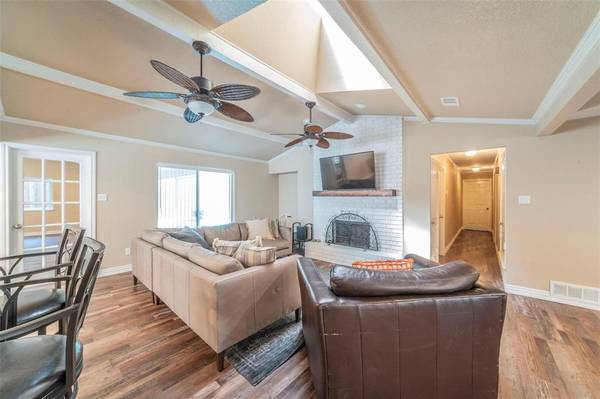 1804 Lincolnshire Drive, Bedford, TX 76021